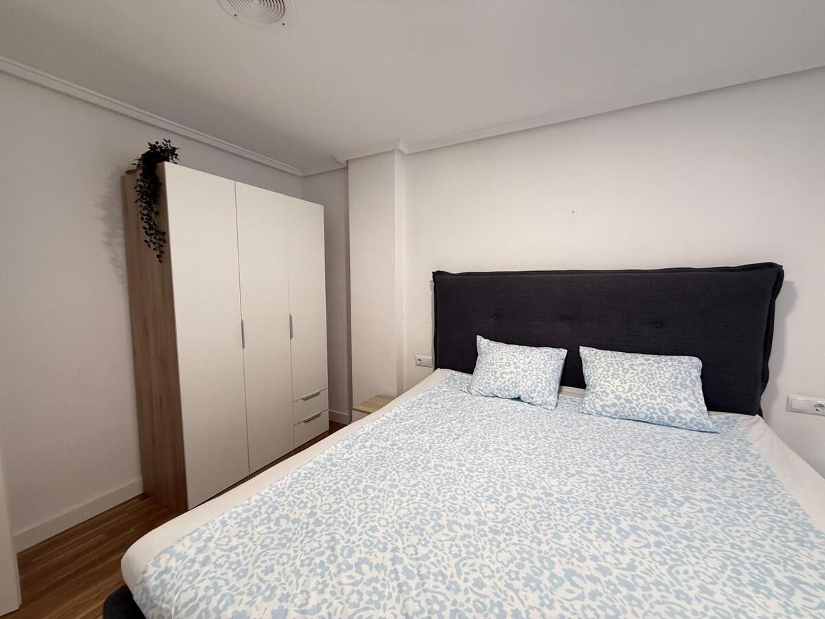 4 Bed, 1 Bath, ApartmentFor Sale, Torrevieja, Alicante