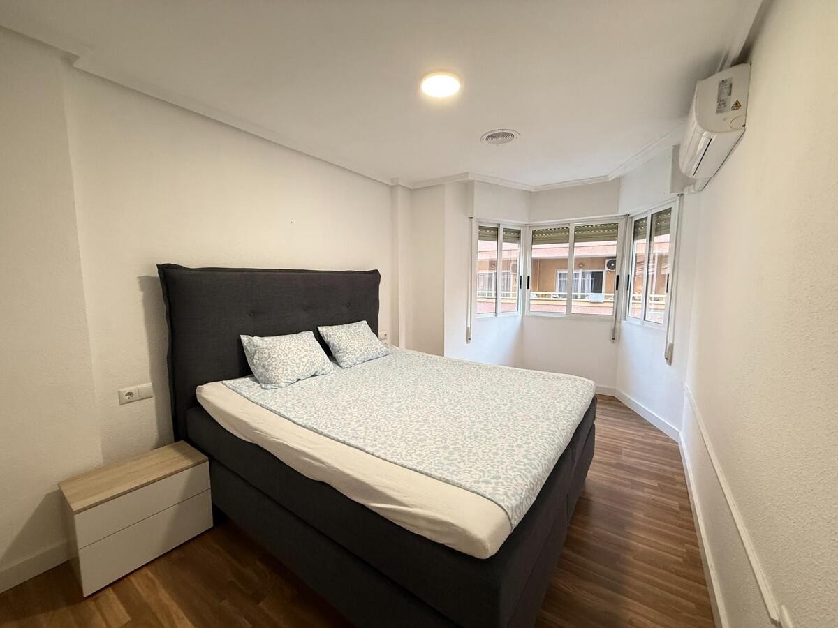 4 Bed, 1 Bath, ApartmentFor Sale, Torrevieja, Alicante