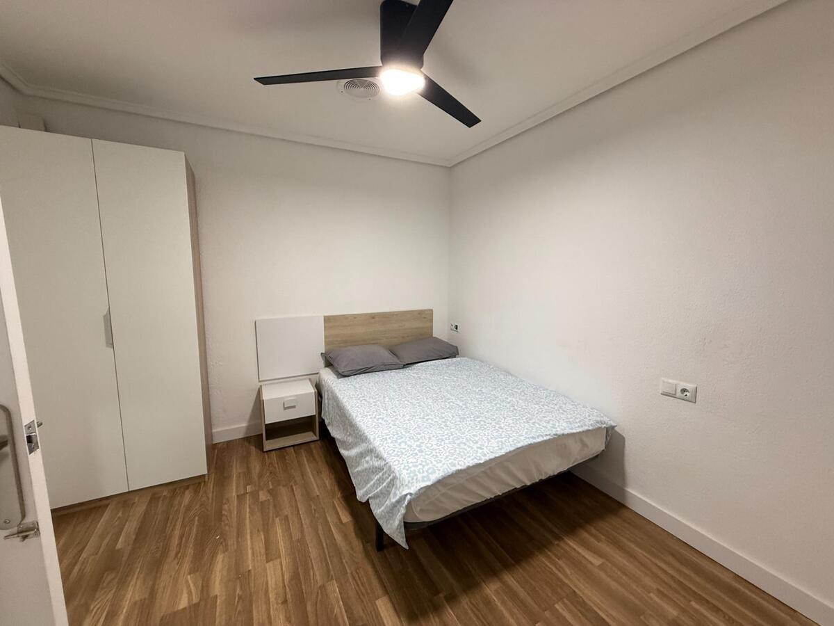 4 Bed, 1 Bath, ApartmentFor Sale, Torrevieja, Alicante