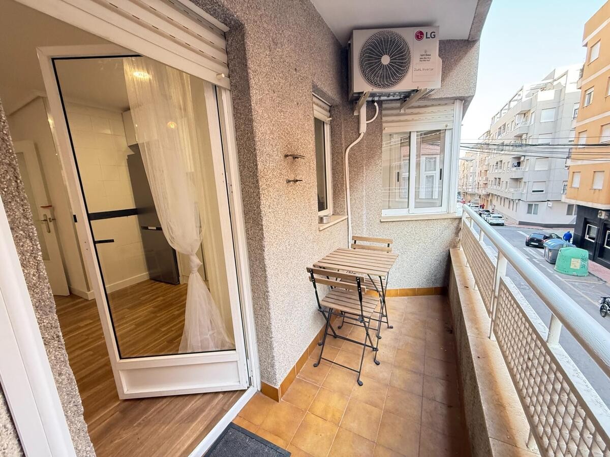 4 Bed, 1 Bath, ApartmentFor Sale, Torrevieja, Alicante