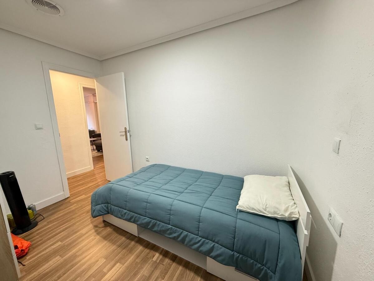 4 Bed, 1 Bath, ApartmentFor Sale, Torrevieja, Alicante