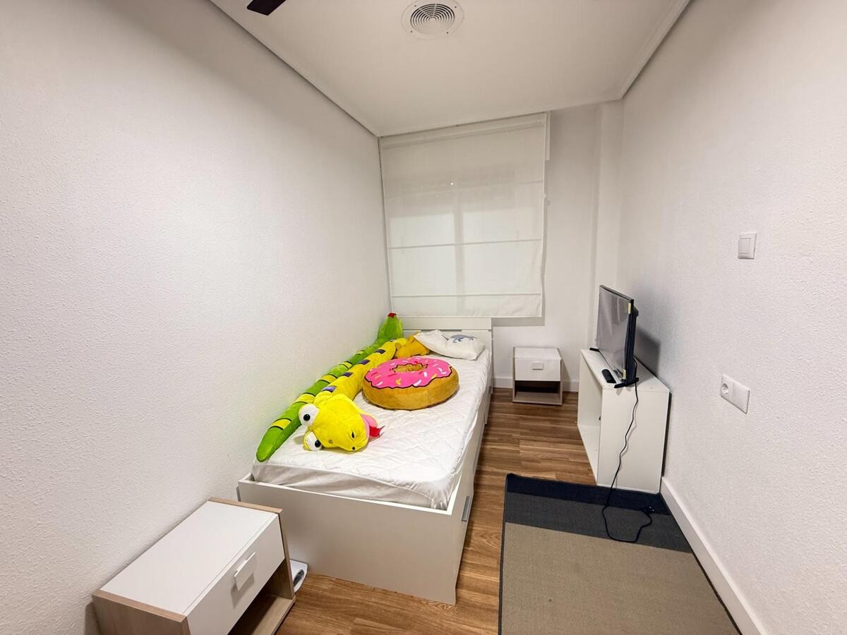 4 Bed, 1 Bath, ApartmentFor Sale, Torrevieja, Alicante