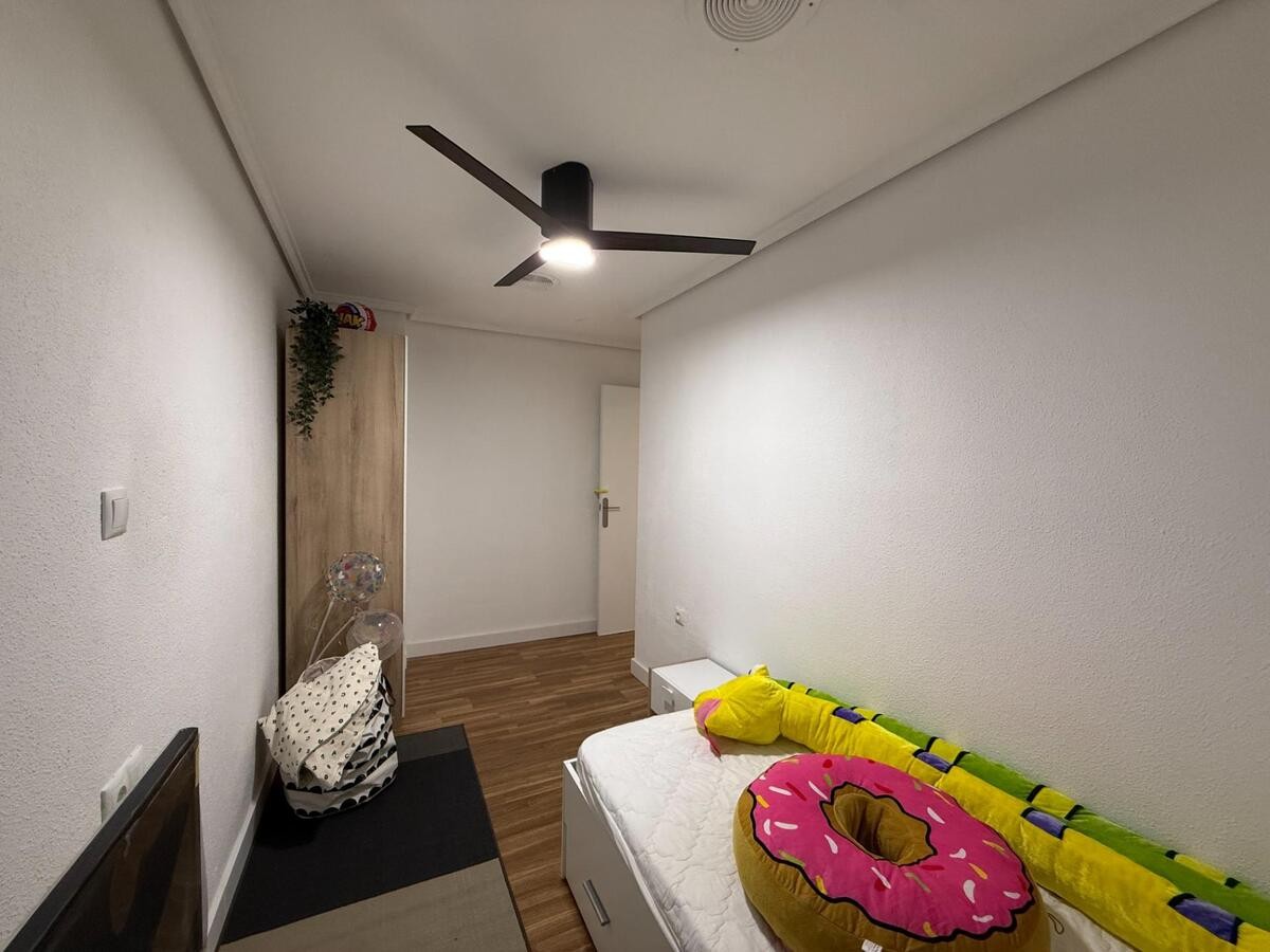 4 Bed, 1 Bath, ApartmentFor Sale, Torrevieja, Alicante