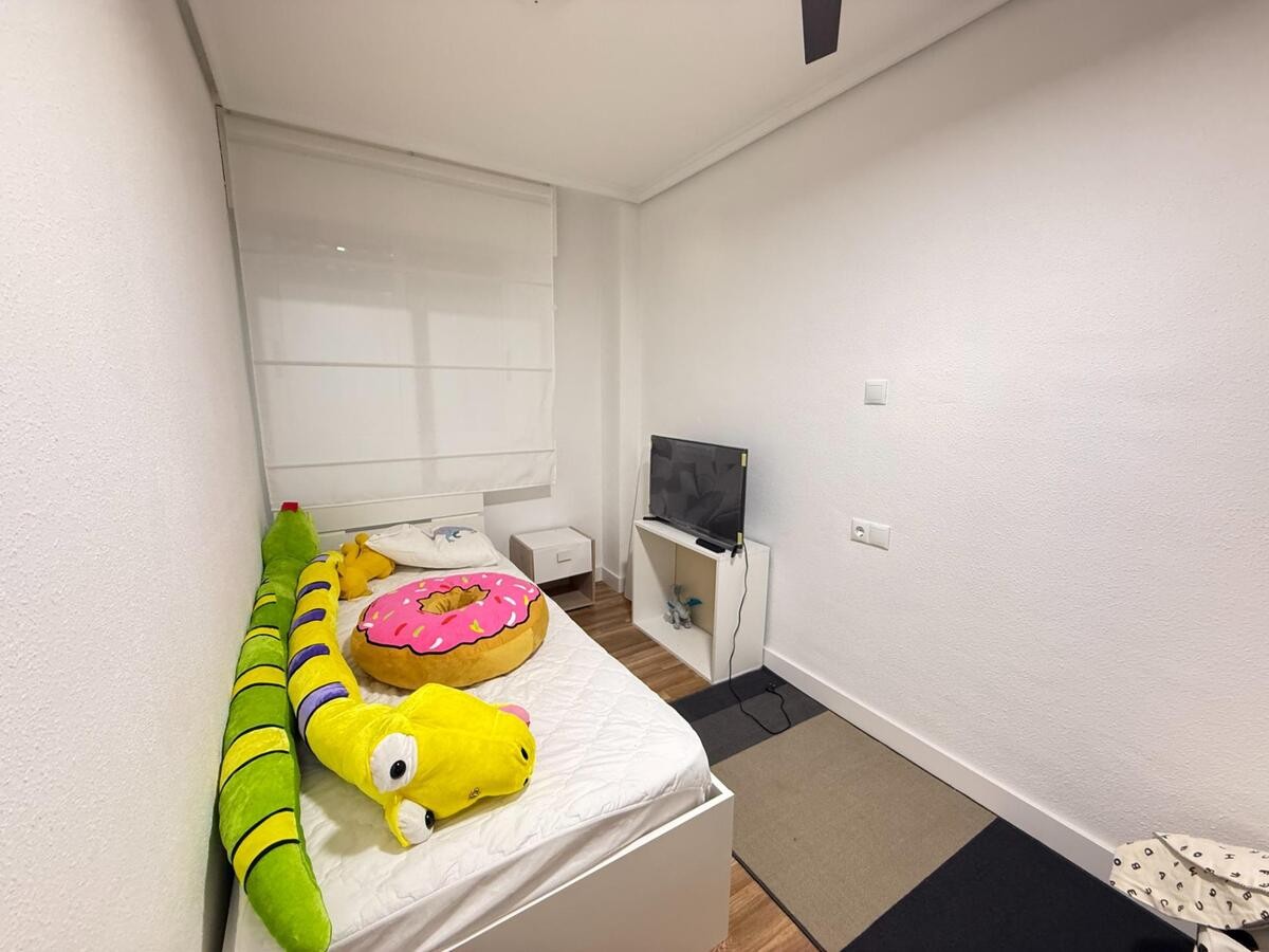 4 Bed, 1 Bath, ApartmentFor Sale, Torrevieja, Alicante