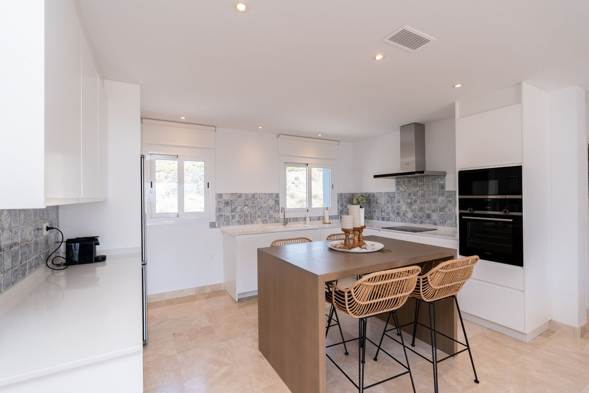 2 Bed, 2 Bath, ApartmentFor Sale, El Paraíso, Estepona, Malaga