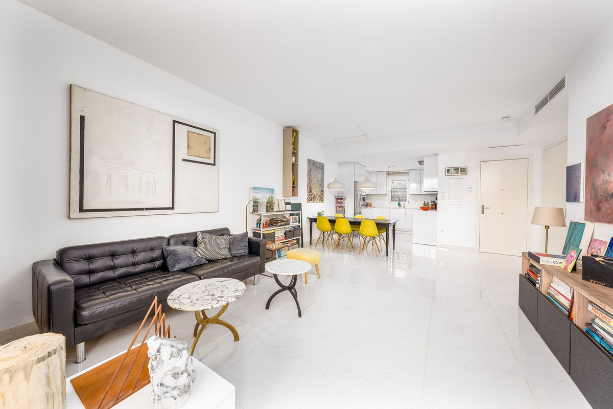 3 Bed, 2 Bath, ApartmentFor Sale, Bel Air, Malaga