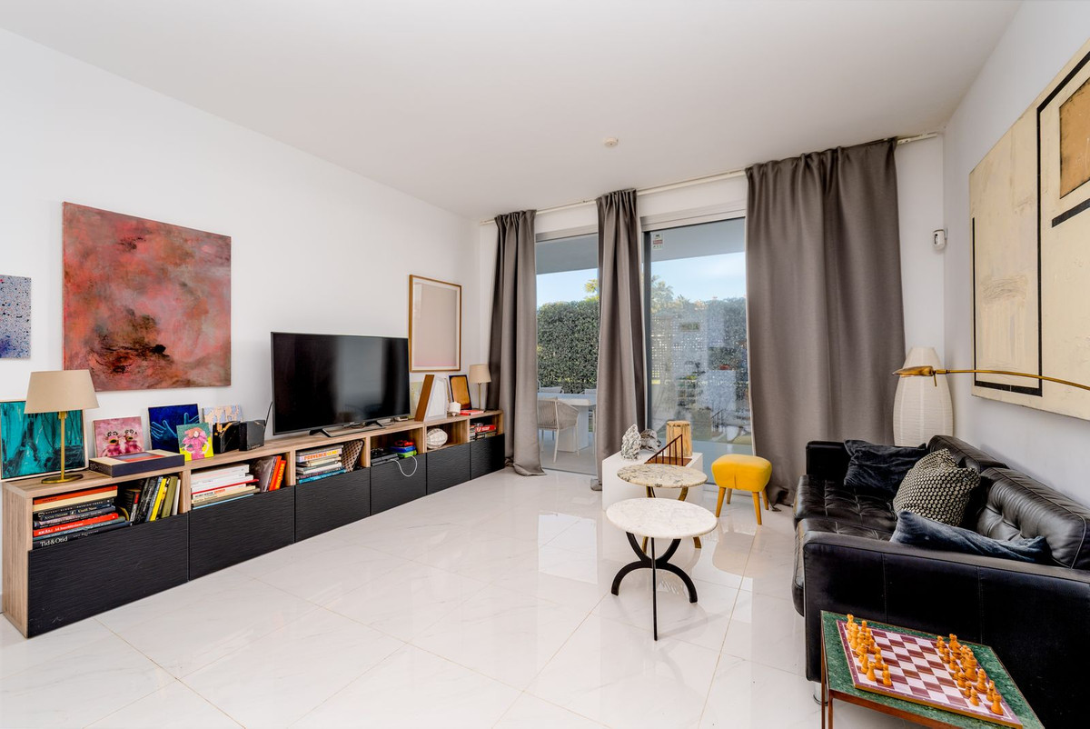 3 Bed, 2 Bath, ApartmentFor Sale, Bel Air, Malaga
