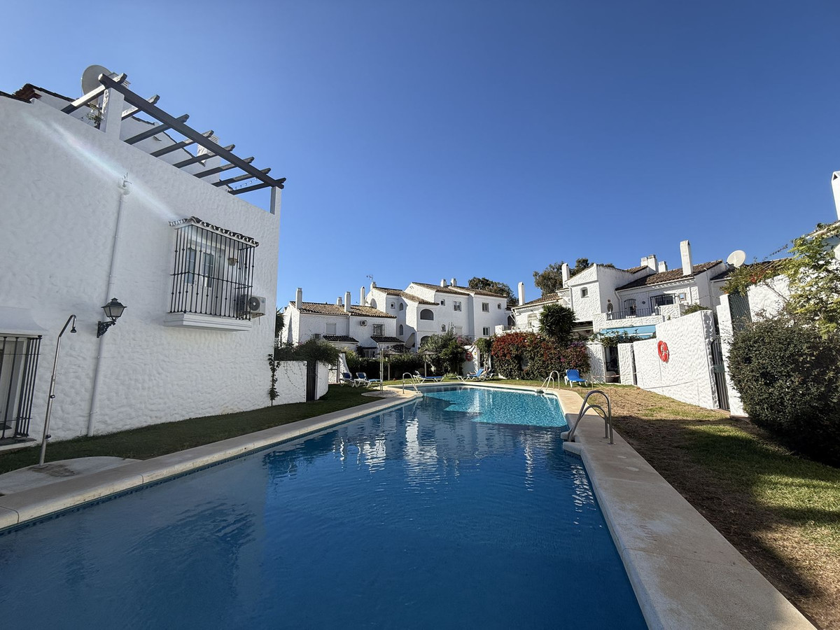 3 Bed, 2 Bath, HouseFor Sale, El Paraíso, Estepona, Malaga