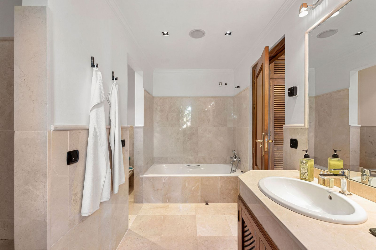 4 Bed, 4 Bath, HouseFor Sale, El Madroñal, Malaga