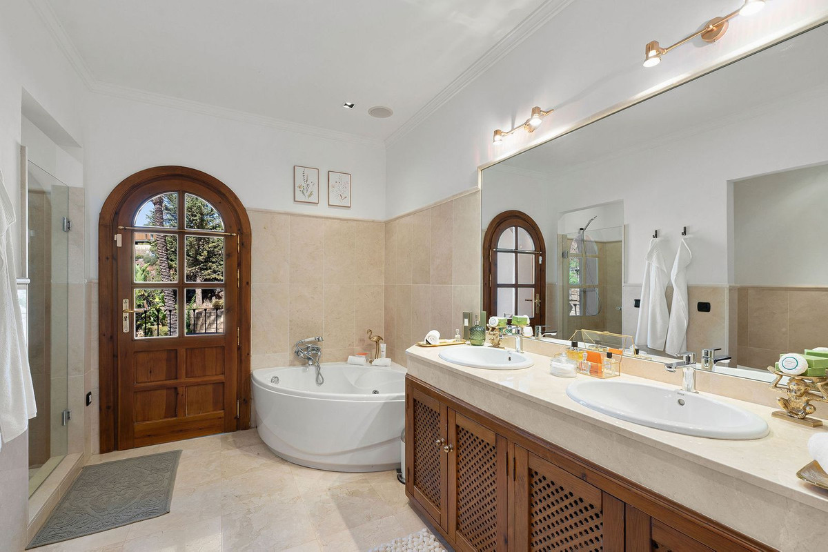 4 Bed, 4 Bath, HouseFor Sale, El Madroñal, Malaga