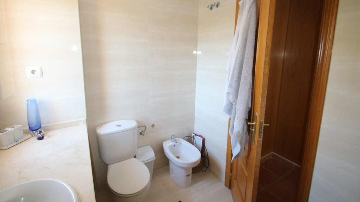 3 Bed, 2 Bath, HouseFor Sale, Los Pacos, Malaga