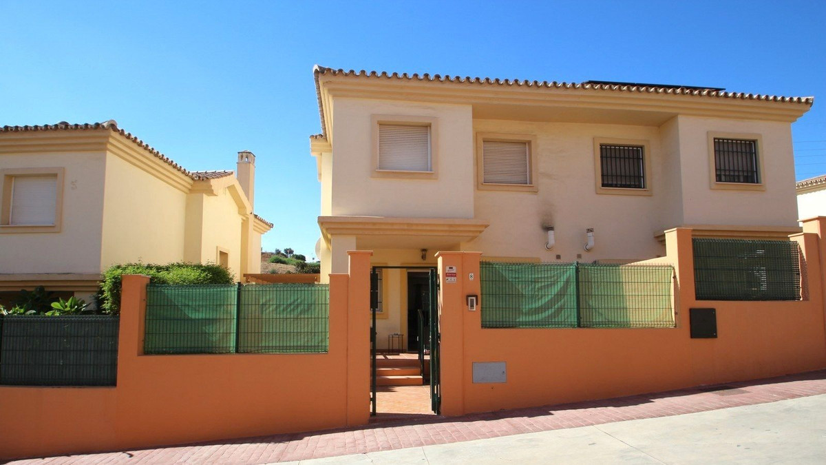3 Bed, 2 Bath, HouseFor Sale, Los Pacos, Malaga