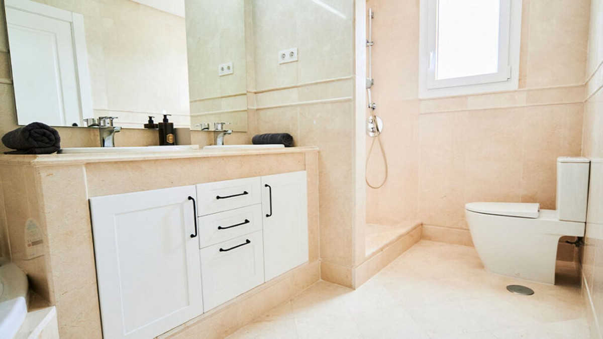 2 Bed, 2 Bath, ApartmentFor Sale, Aloha, Malaga