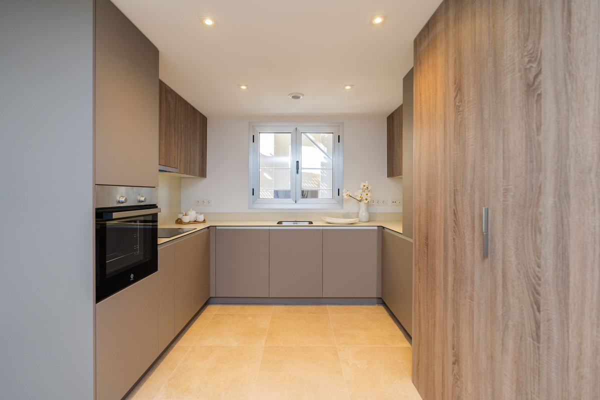 3 Bed, 2 Bath, ApartmentFor Sale, Estepona, Malaga