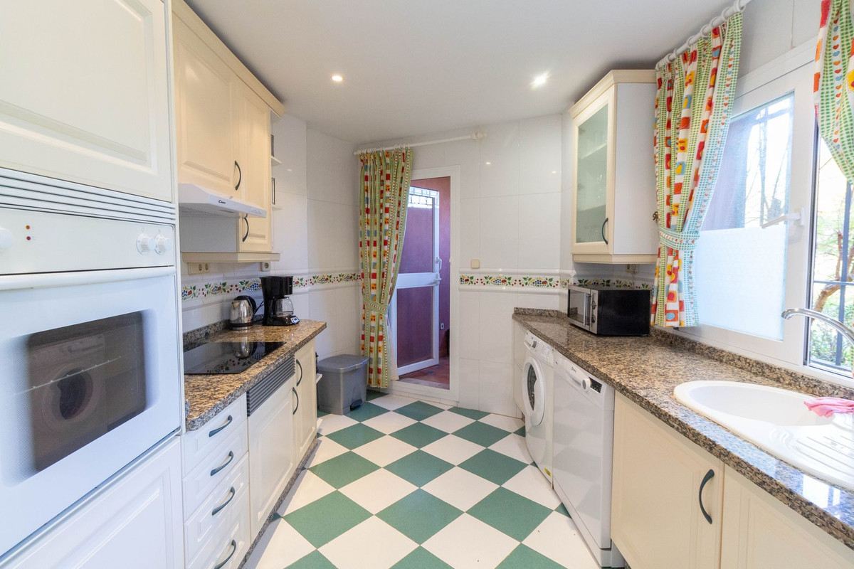 3 Bed, 2 Bath, ApartmentFor Sale, Elviria, Malaga