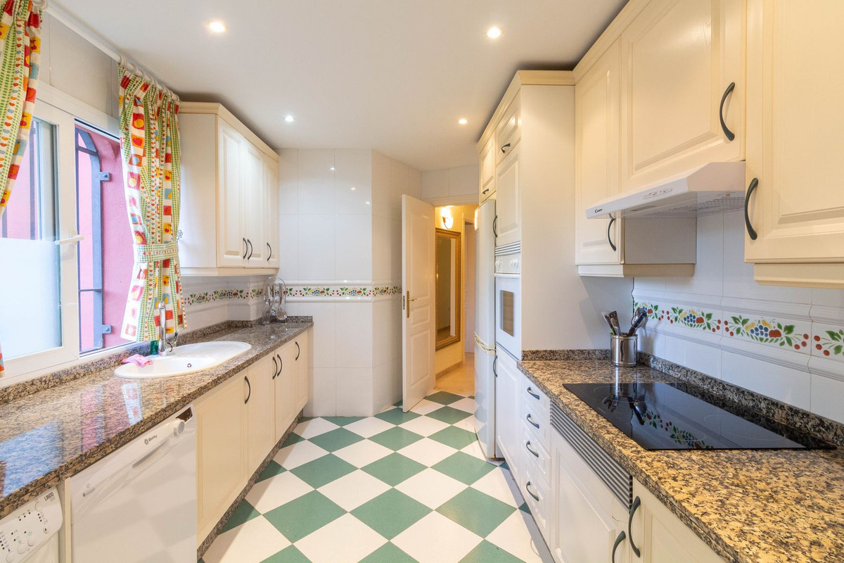3 Bed, 2 Bath, ApartmentFor Sale, Elviria, Malaga