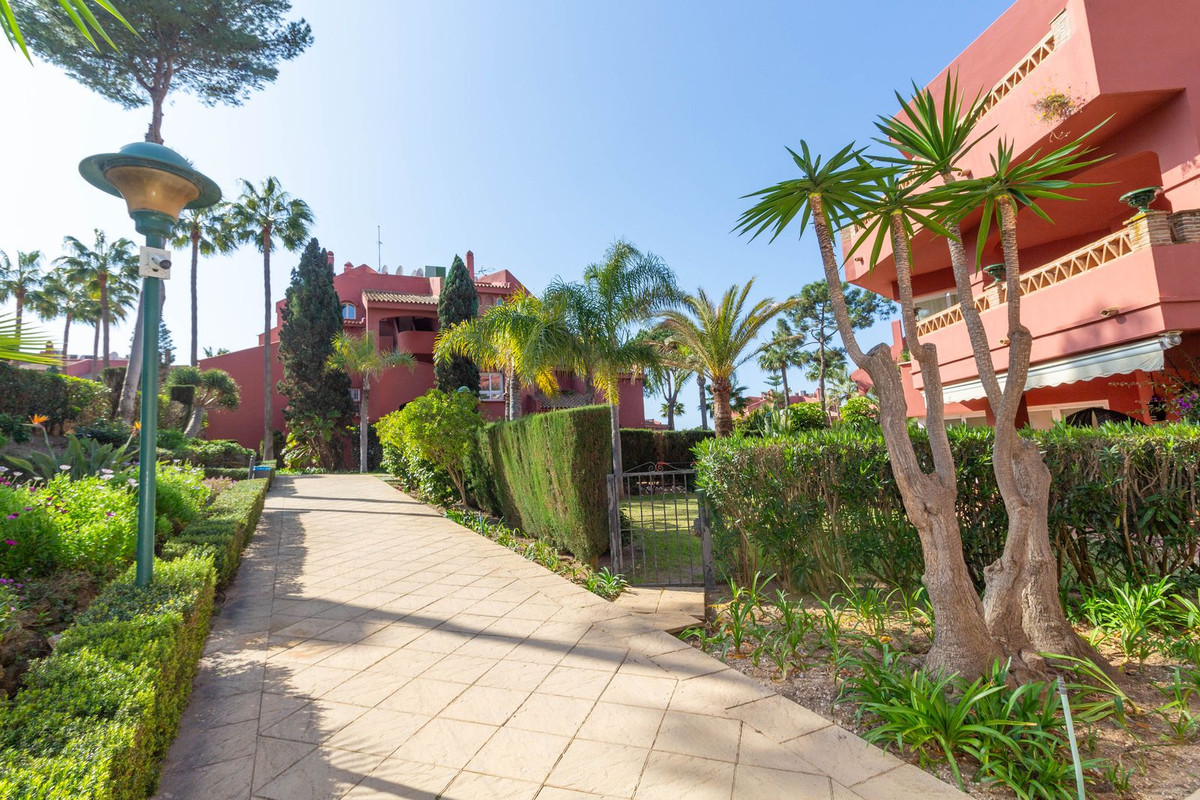 3 Bed, 2 Bath, ApartmentFor Sale, Elviria, Malaga