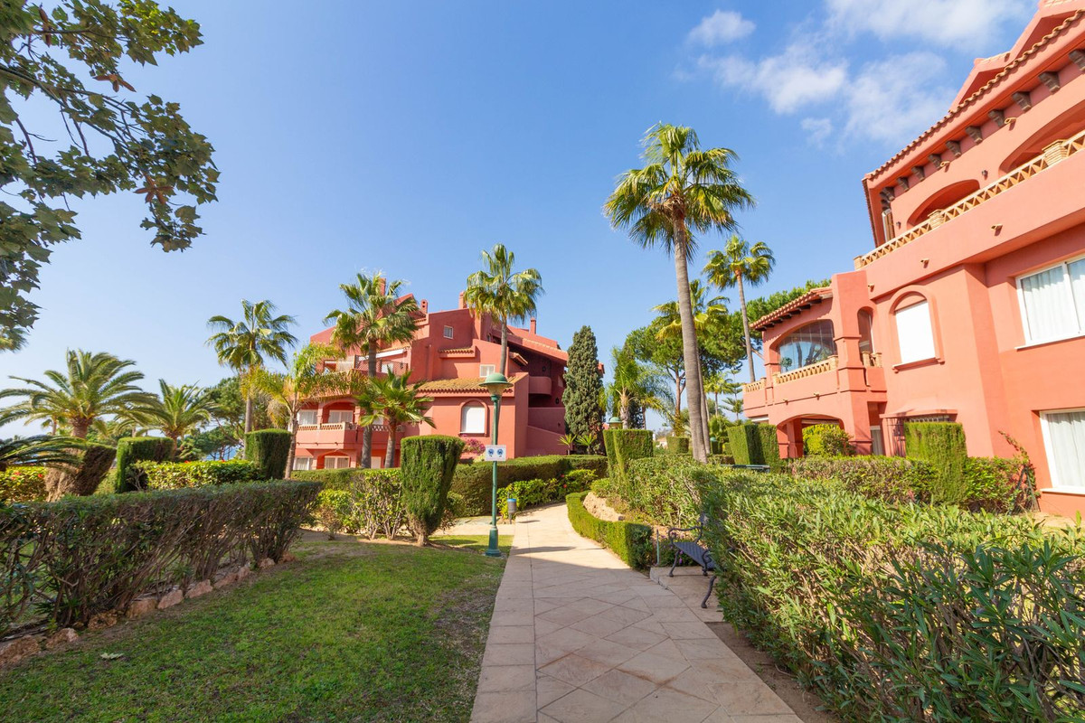 3 Bed, 2 Bath, ApartmentFor Sale, Elviria, Malaga