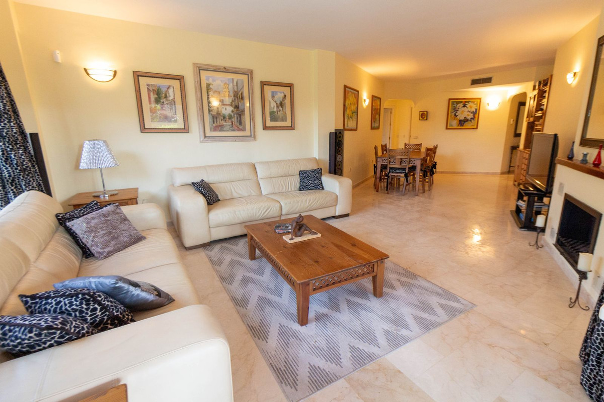 3 Bed, 2 Bath, ApartmentFor Sale, Elviria, Malaga
