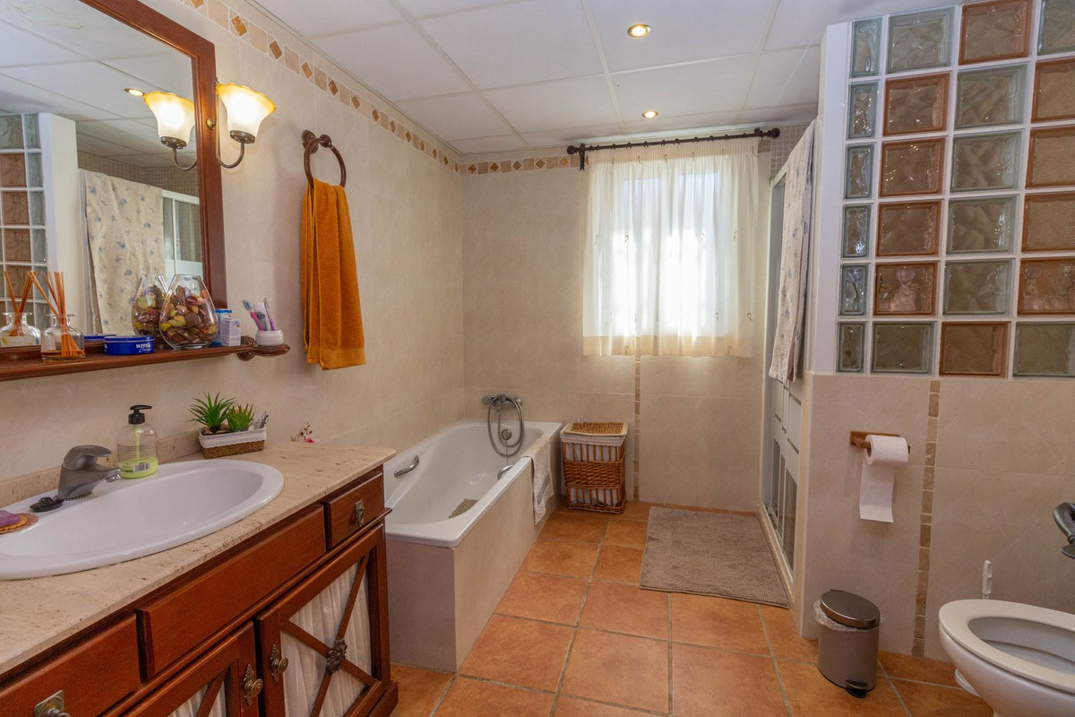 4 Bed, 2 Bath, HouseFor Sale, Entrerrios, Malaga