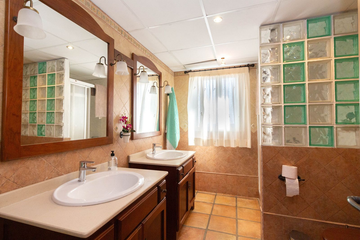 4 Bed, 2 Bath, HouseFor Sale, Entrerrios, Malaga