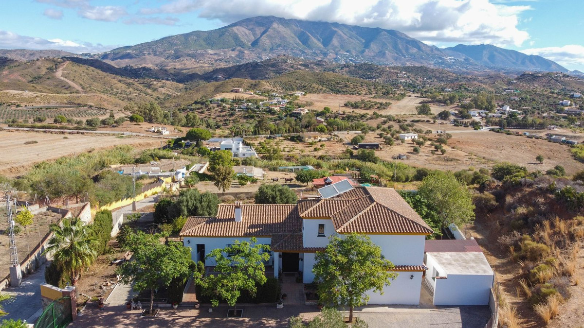 4 Bed, 2 Bath, HouseFor Sale, Entrerrios, Malaga