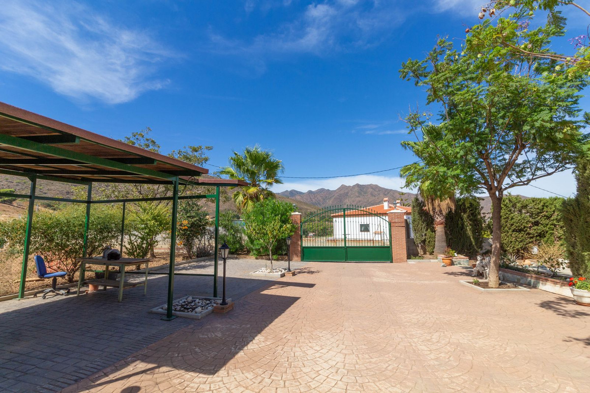 4 Bed, 2 Bath, HouseFor Sale, Entrerrios, Malaga