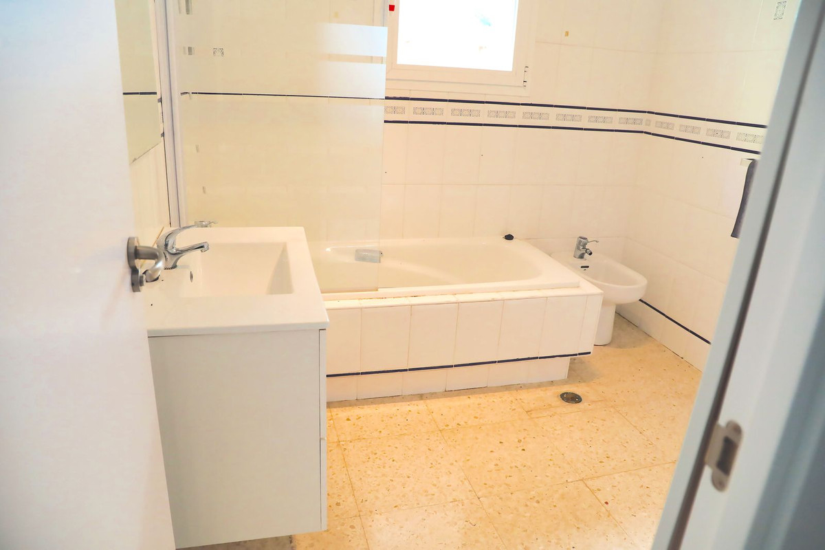 5 Bed, 4 Bath, HouseFor Sale, La Capellania, Malaga