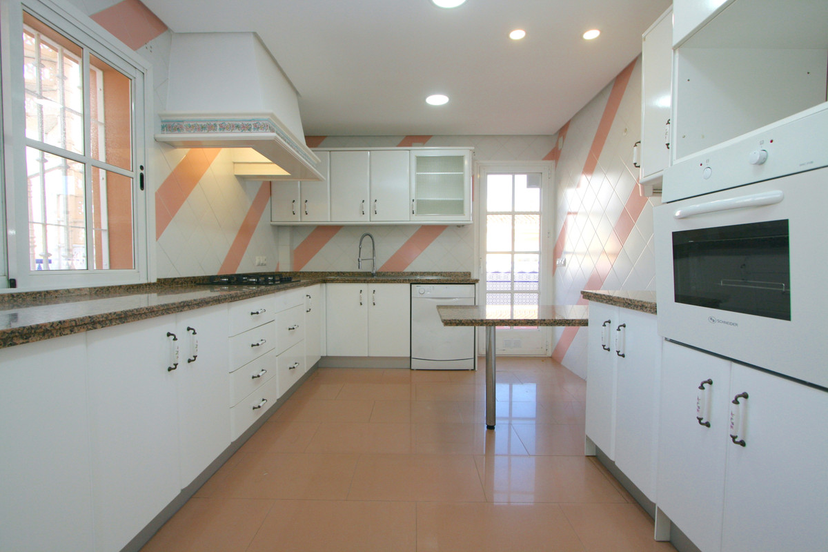 6 Bed, 2 Bath, ApartmentFor Sale, Fuengirola, Malaga