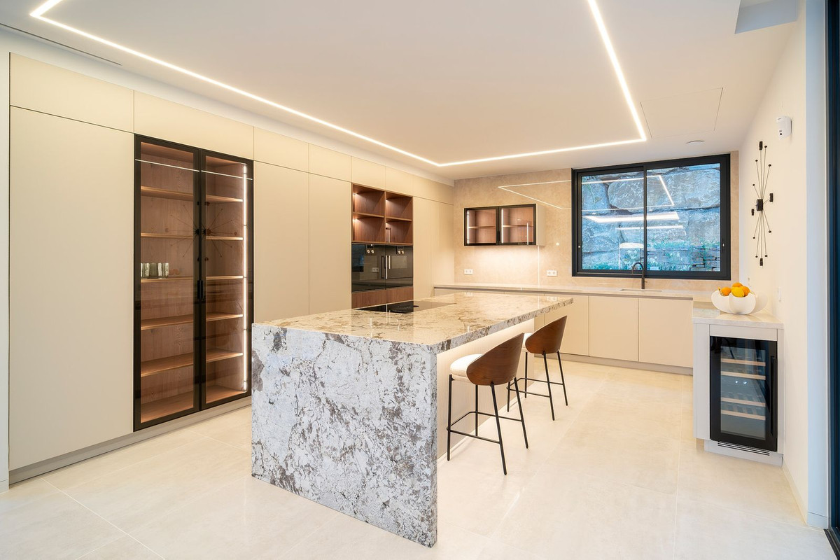 6 Bed, 9 Bath, HouseFor Sale, El Paraíso, Estepona, Malaga