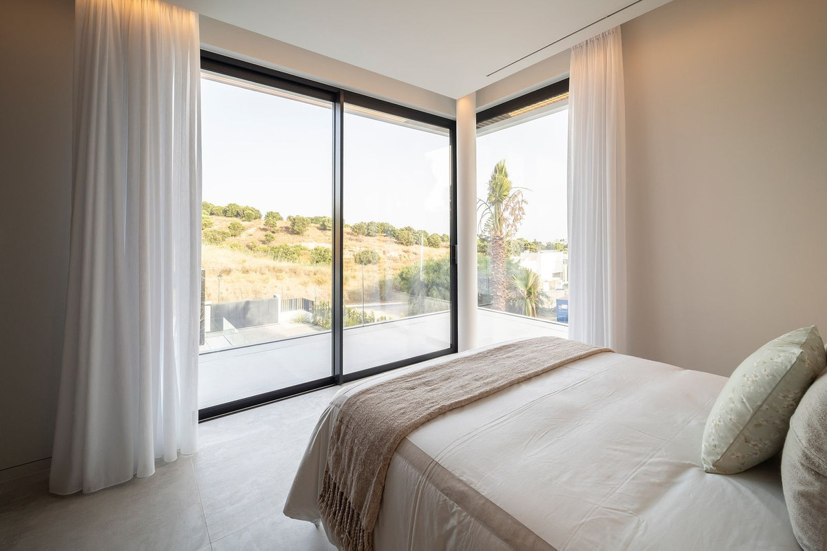 6 Bed, 9 Bath, HouseFor Sale, El Paraíso, Estepona, Malaga