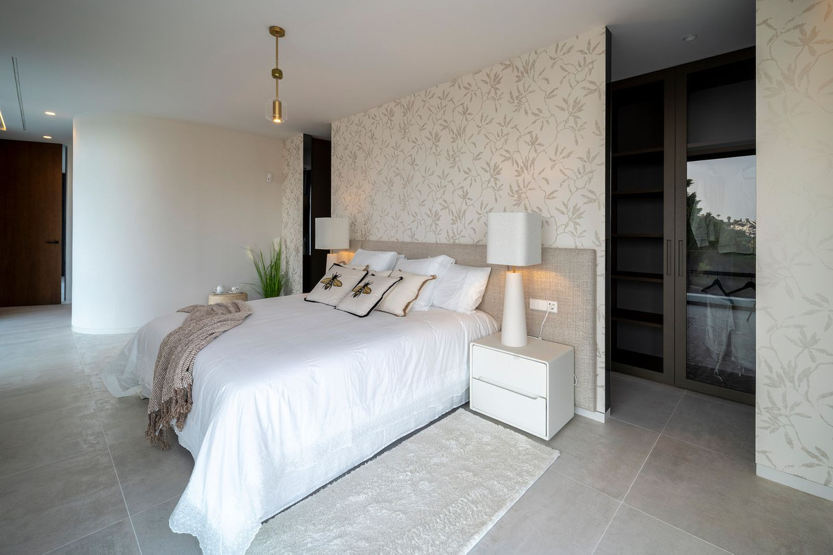 6 Bed, 9 Bath, HouseFor Sale, El Paraíso, Estepona, Malaga