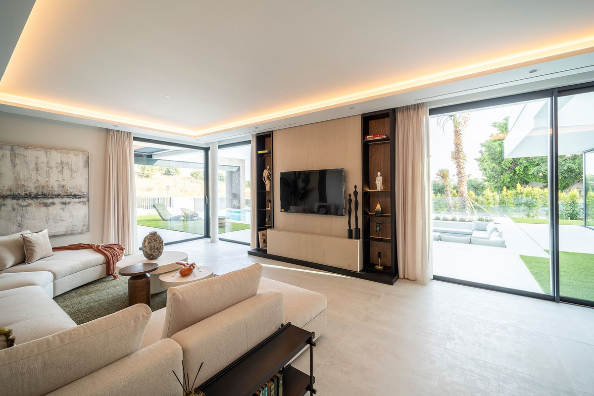 6 Bed, 9 Bath, HouseFor Sale, El Paraíso, Estepona, Malaga