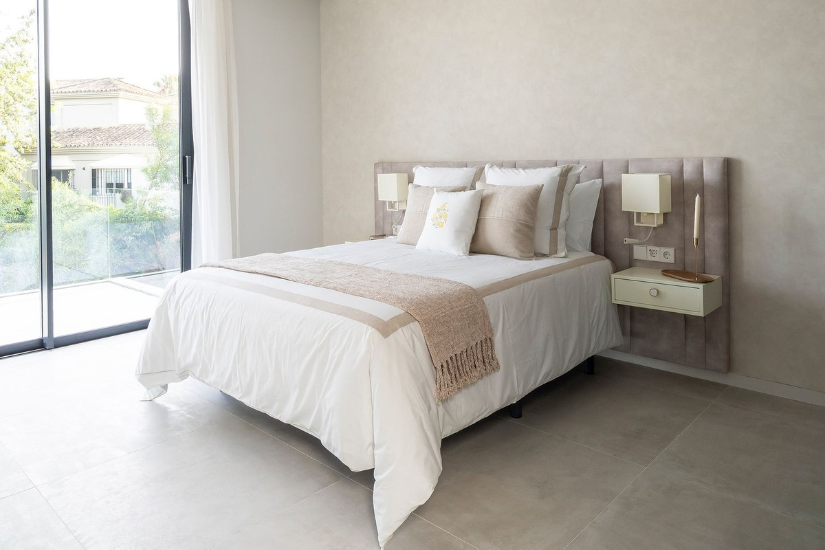 6 Bed, 9 Bath, HouseFor Sale, El Paraíso, Estepona, Malaga