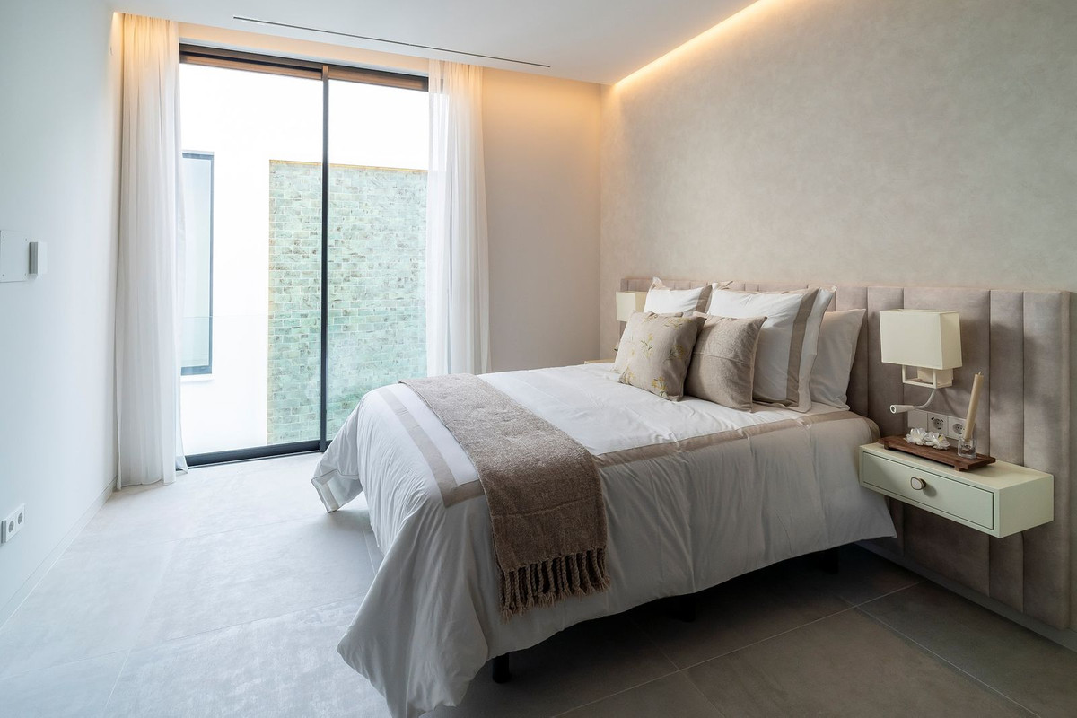 6 Bed, 9 Bath, HouseFor Sale, El Paraíso, Estepona, Malaga