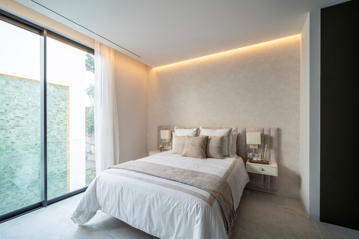 6 Bed, 9 Bath, HouseFor Sale, El Paraíso, Estepona, Malaga