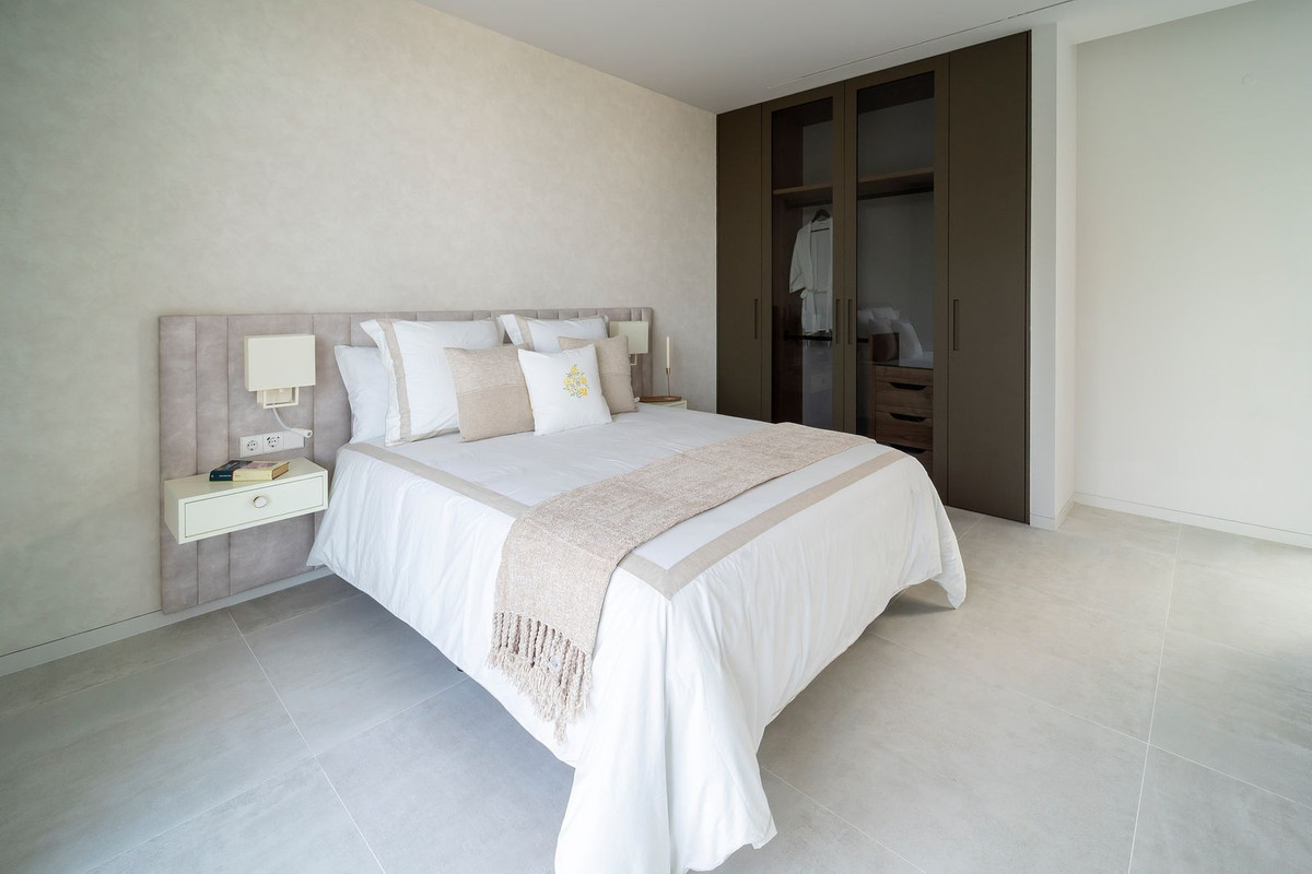 6 Bed, 9 Bath, HouseFor Sale, El Paraíso, Estepona, Malaga