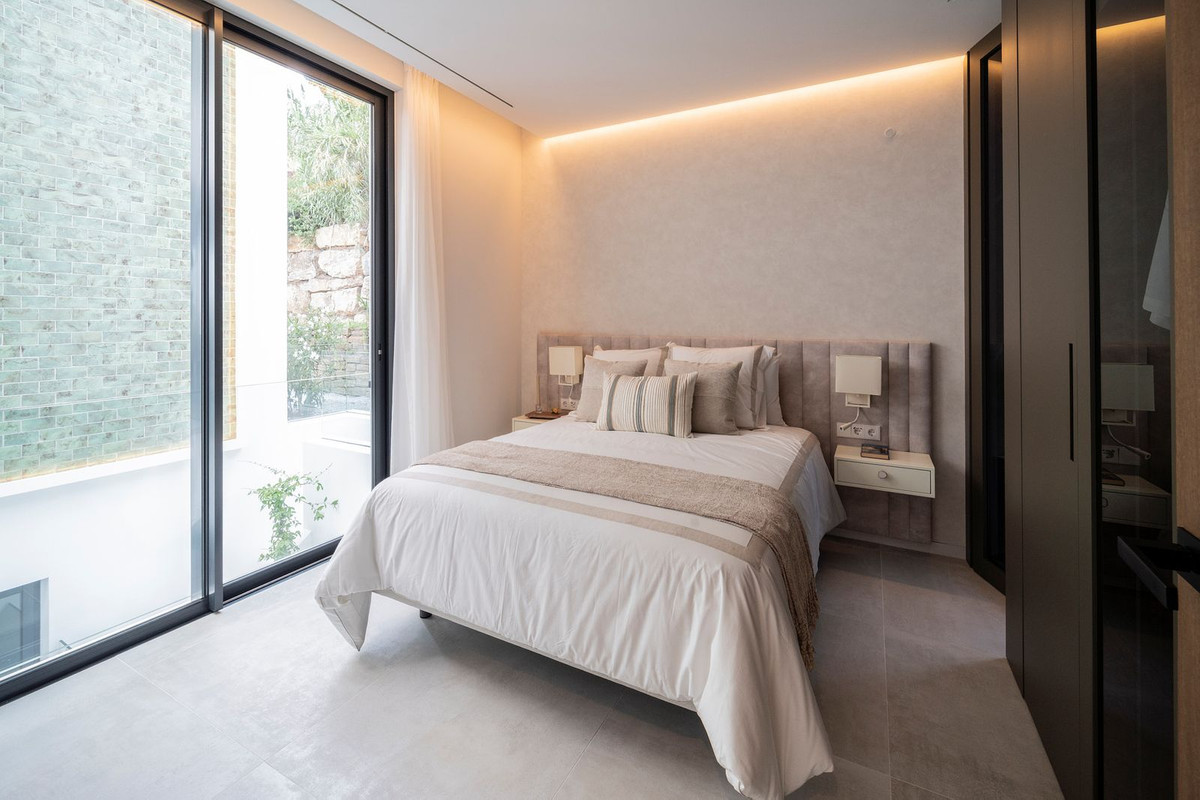 6 Bed, 9 Bath, HouseFor Sale, El Paraíso, Estepona, Malaga