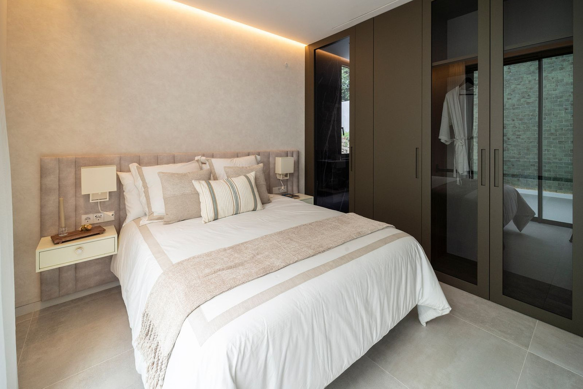 6 Bed, 9 Bath, HouseFor Sale, El Paraíso, Estepona, Malaga