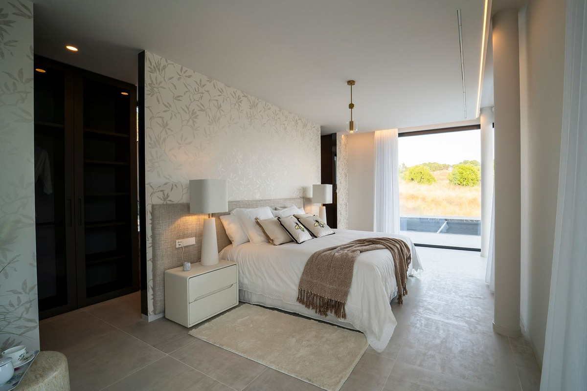 6 Bed, 9 Bath, HouseFor Sale, El Paraíso, Estepona, Malaga