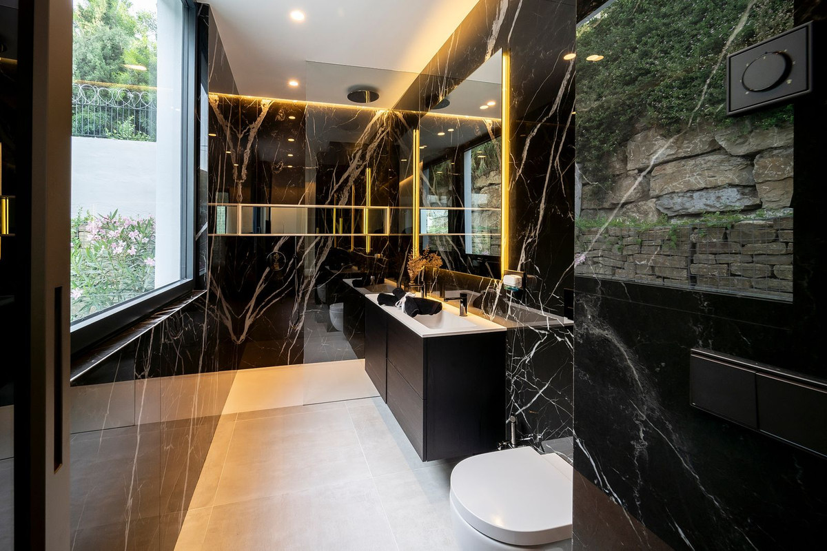 6 Bed, 9 Bath, HouseFor Sale, El Paraíso, Estepona, Malaga