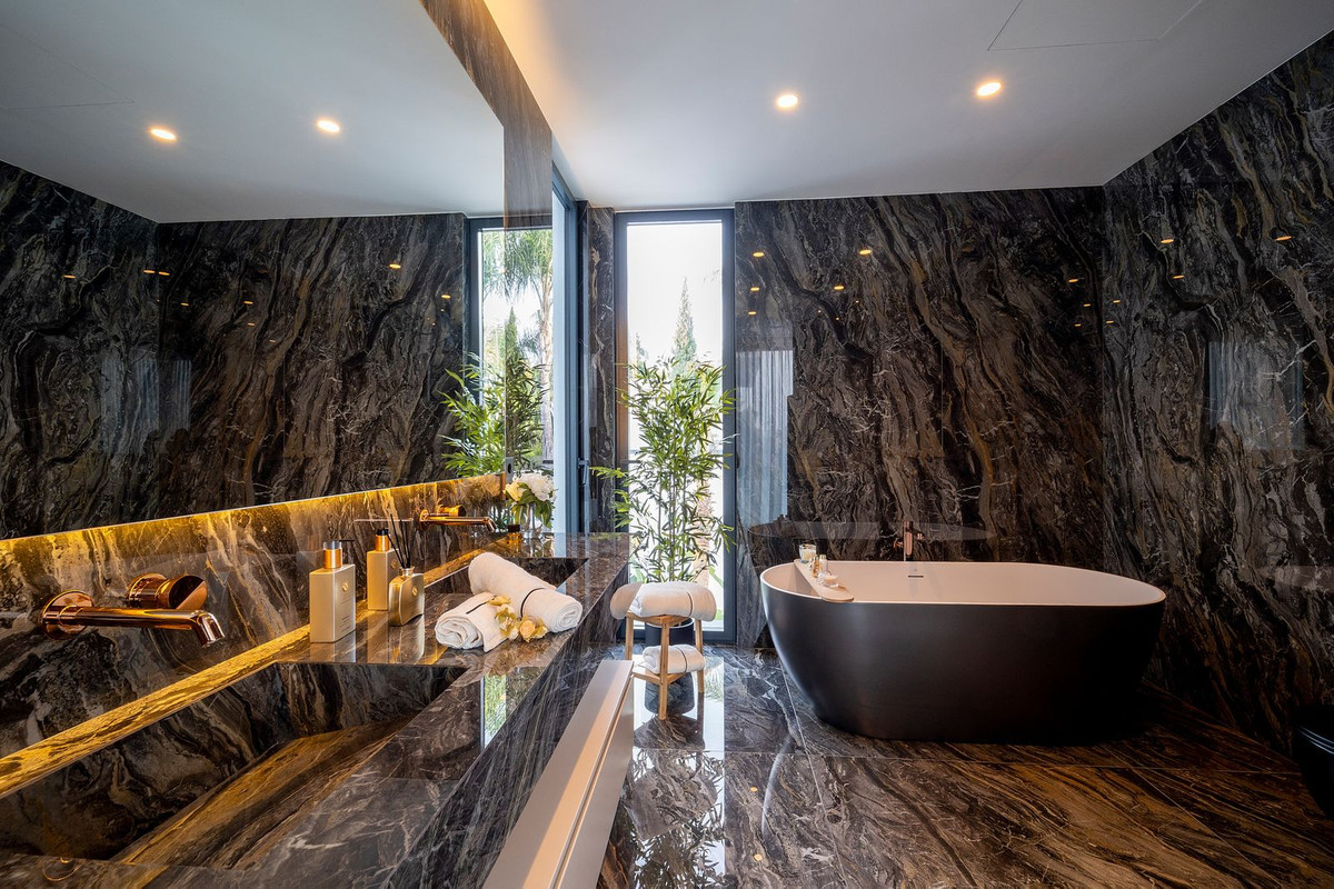 6 Bed, 9 Bath, HouseFor Sale, El Paraíso, Estepona, Malaga