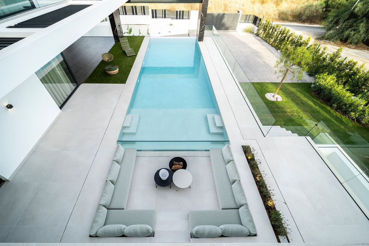 6 Bed, 9 Bath, HouseFor Sale, El Paraíso, Estepona, Malaga