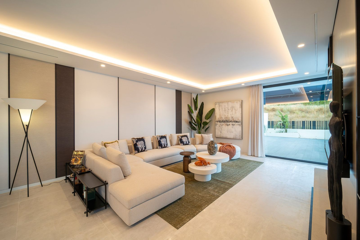 6 Bed, 9 Bath, HouseFor Sale, El Paraíso, Estepona, Malaga