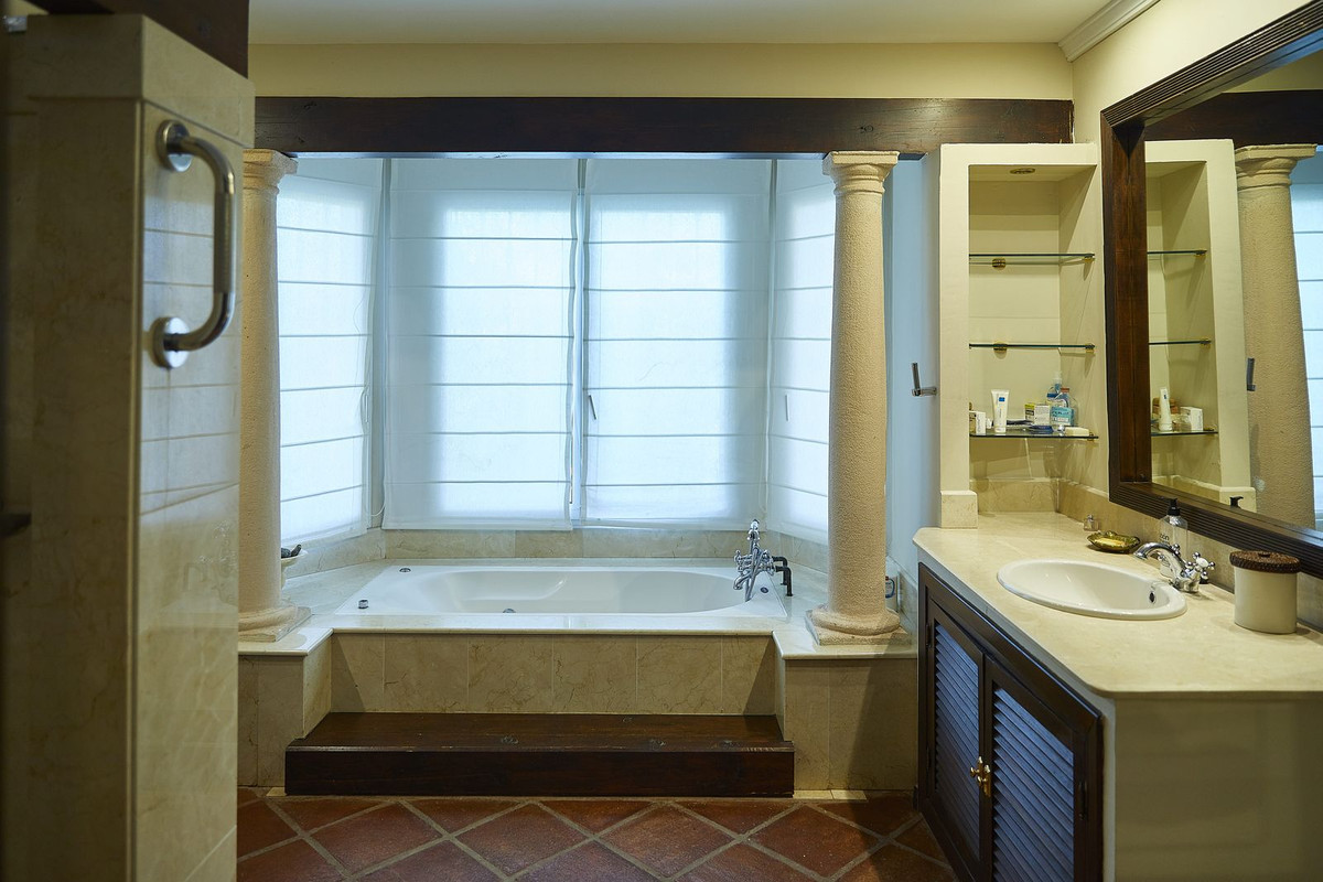 5 Bed, 5 Bath, HouseFor Sale, Golden Mile, Malaga