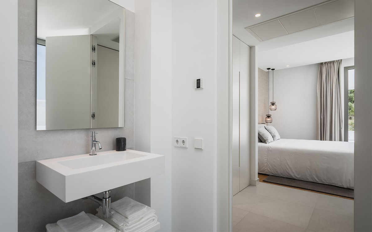 4 Bed, 4 Bath, HouseFor Sale, El Paraíso, Estepona, Malaga