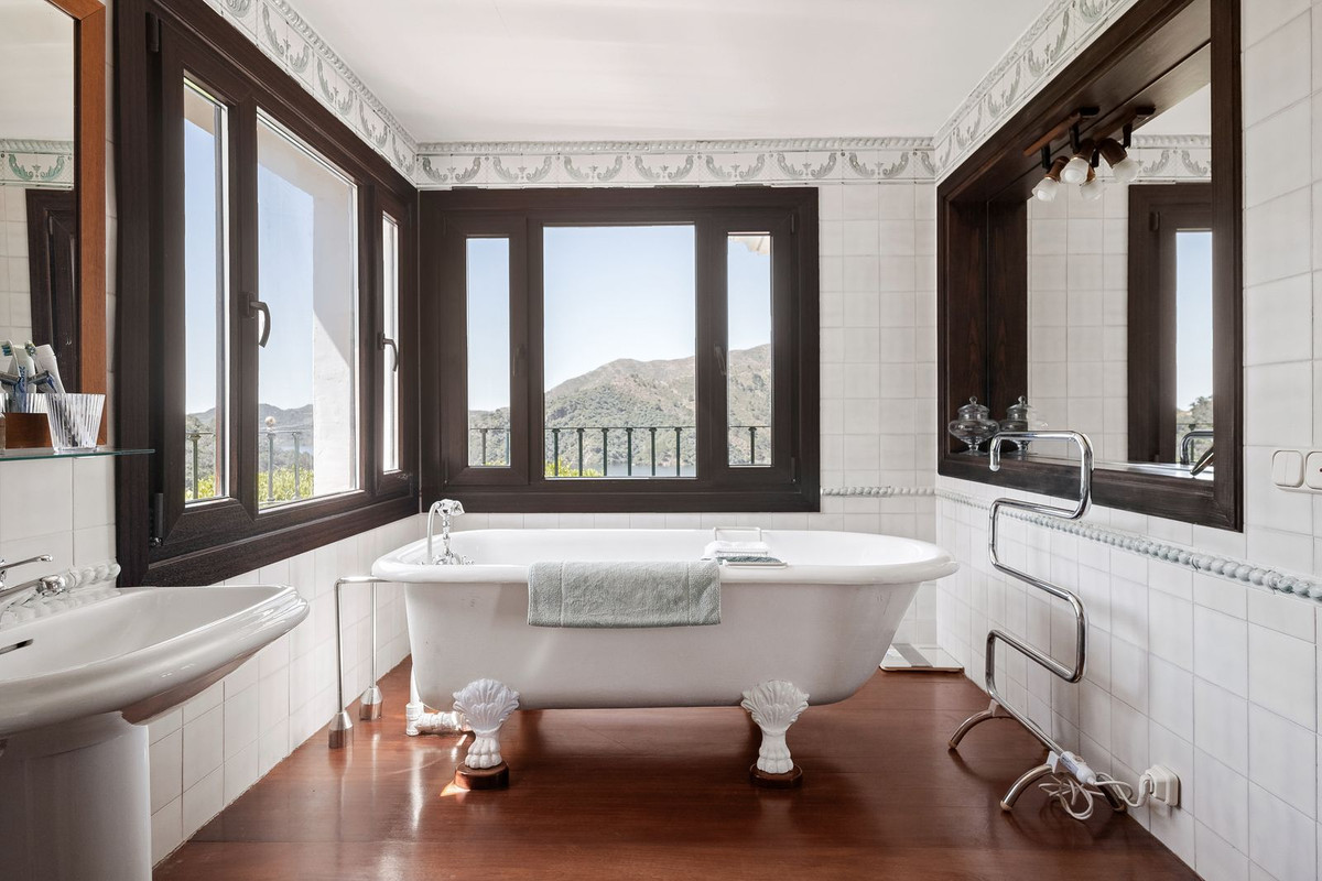 6 Bed, 6 Bath, HouseFor Sale, Istán, Malaga