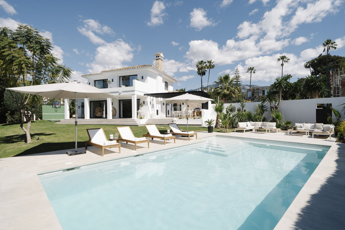 5 Bed, 4 Bath, HouseFor Sale, Nueva Andalucia, Malaga