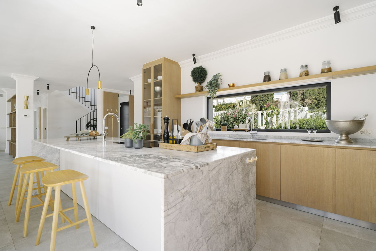 5 Bed, 4 Bath, HouseFor Sale, Nueva Andalucia, Malaga