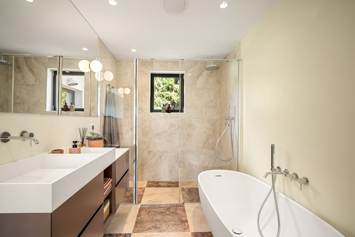 4 Bed, 4 Bath, HouseFor Sale, Las Brisas, Malaga